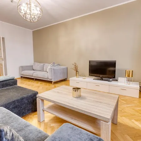 Historic At Old Town Apartment