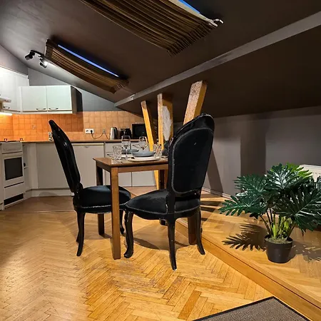 Historic At Old Town Apartment